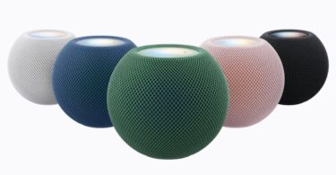 Cinq HomePod mini 2 en blanc, bleu, vert, rose et minuit, le dessus illuminé par la fonction Illumination sonore