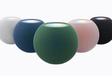 Cinq HomePod mini 2 en blanc, bleu, vert, rose et minuit, le dessus illuminé par la fonction Illumination sonore