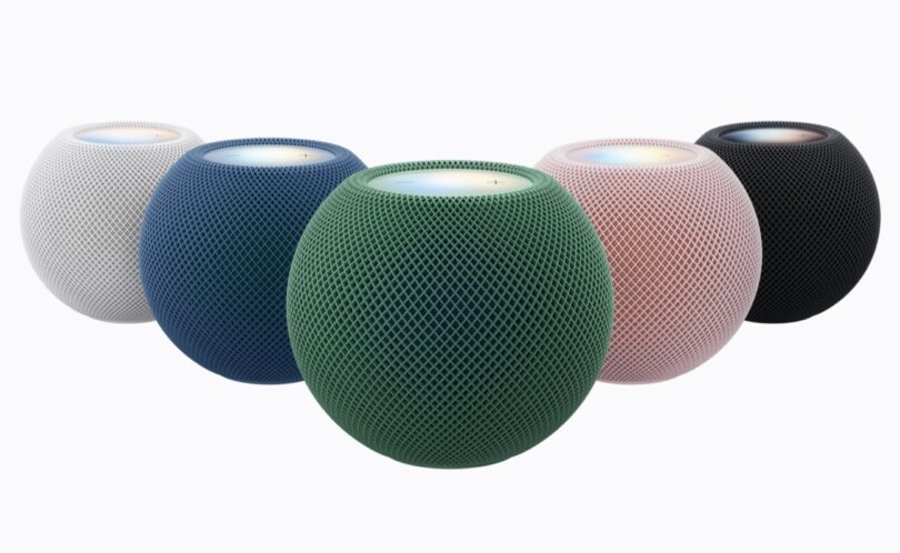 Cinq HomePod mini 2 en blanc, bleu, vert, rose et minuit, le dessus illuminé par la fonction Illumination sonore