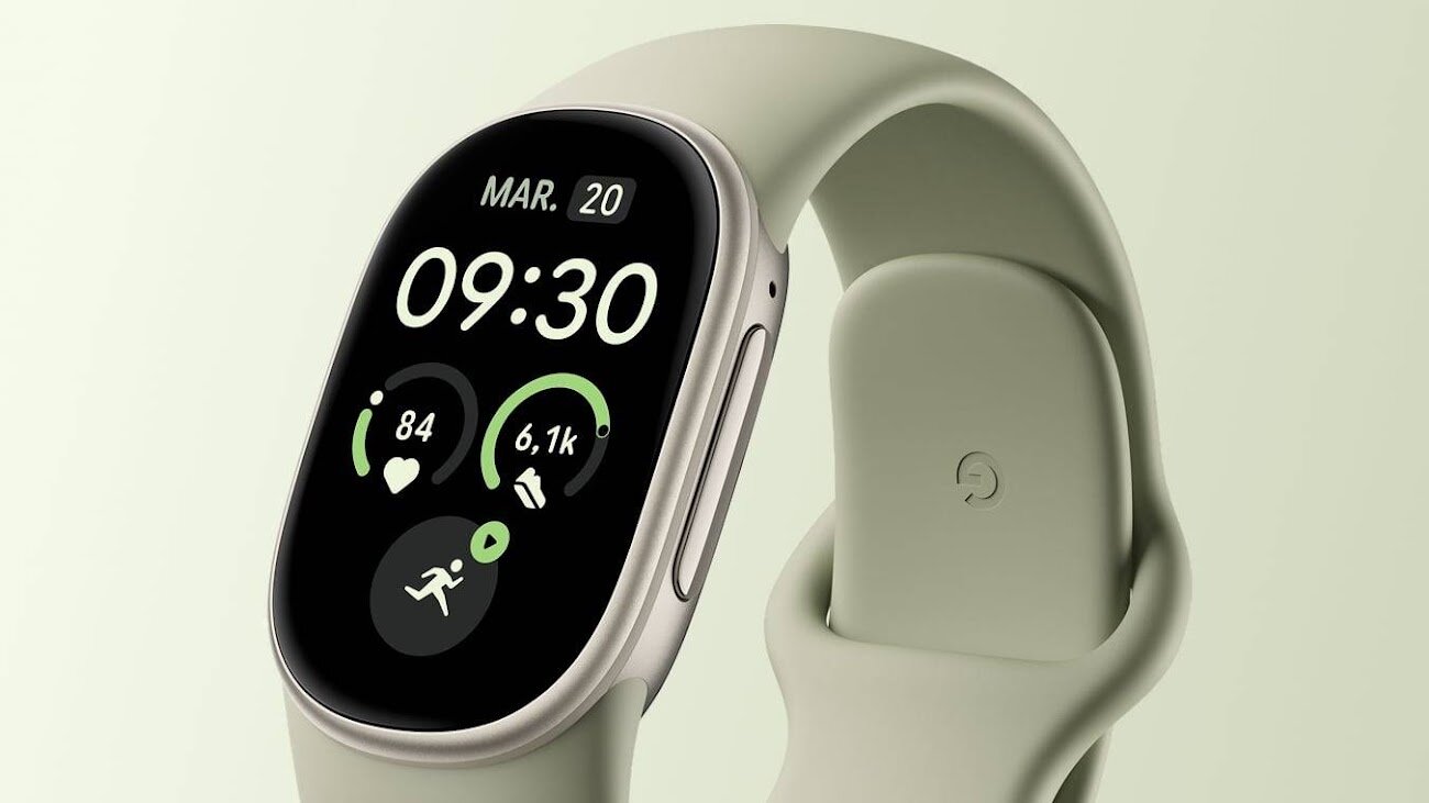 Gros plan sur le Fitbit Edge vert sauge affichant l'heure, la date et des compléments de statistiques sur son écran AMOLED always-on