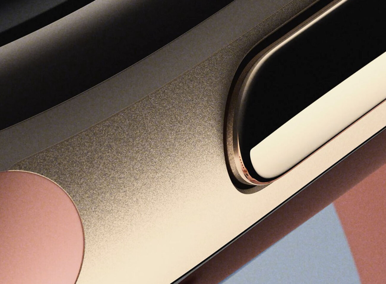 Visuel complet du teaser officiel Google Health pour le Fitbit Edge : boîtier au fini métallique rosé, bouton physique sur la tranche et bord de l'écran visible en haut