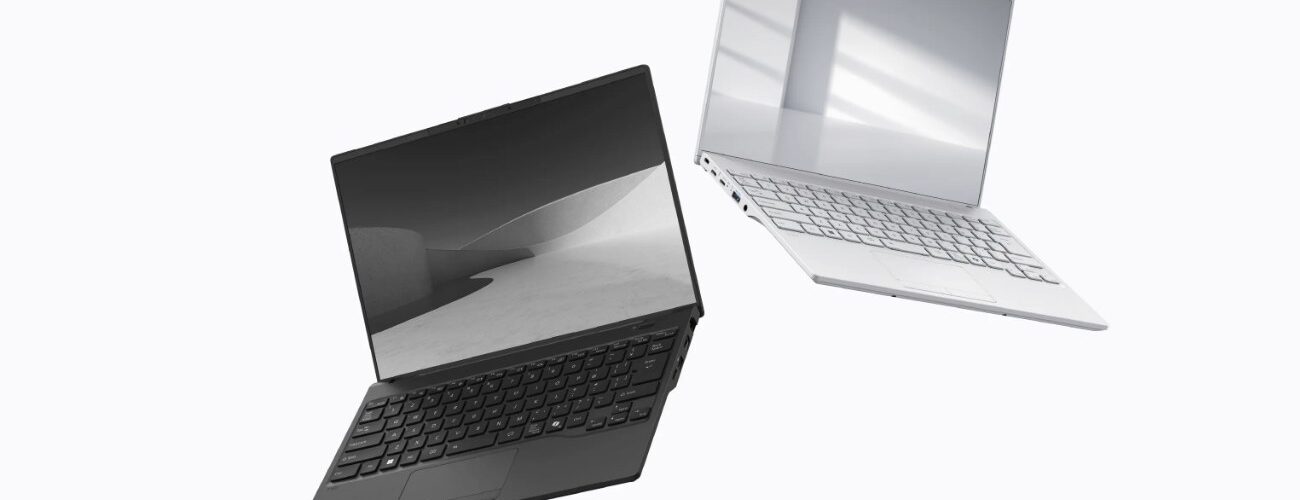 Deux PC portables Fujitsu FMV Note U 14 pouces ouverts, en noir et en blanc, visuel officiel FCCL du modèle annoncé à environ 634 g avec Intel Core Ultra 7