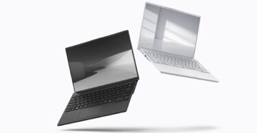 Deux PC portables Fujitsu FMV Note U 14 pouces ouverts, en noir et en blanc, visuel officiel FCCL du modèle annoncé à environ 634 g avec Intel Core Ultra 7