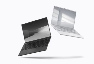Deux PC portables Fujitsu FMV Note U 14 pouces ouverts, en noir et en blanc, visuel officiel FCCL du modèle annoncé à environ 634 g avec Intel Core Ultra 7