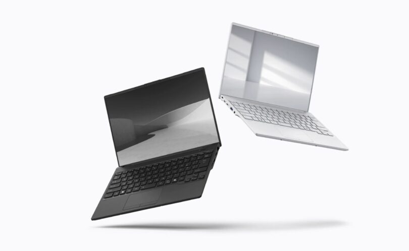 Deux PC portables Fujitsu FMV Note U 14 pouces ouverts, en noir et en blanc, visuel officiel FCCL du modèle annoncé à environ 634 g avec Intel Core Ultra 7