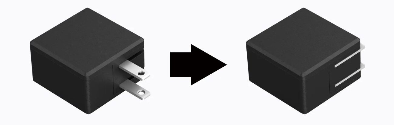 Adaptateur secteur compact noir du Fujitsu FMV Note U, fiche dépliée puis repliée dans le boîtier, visuel officiel FCCL