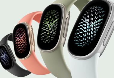 Quatre bracelets Google Fitbit Edge en noir, corail, vert sauge et blanc, avec leur écran AMOLED allongé affichant un cadran graphique