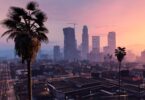 Vue officielle de Los Santos dans Grand Theft Auto V, avec ses gratte-ciel et ses palmiers sous un ciel rose de coucher de soleil