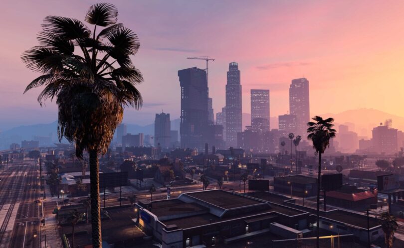 Vue officielle de Los Santos dans Grand Theft Auto V, avec ses gratte-ciel et ses palmiers sous un ciel rose de coucher de soleil