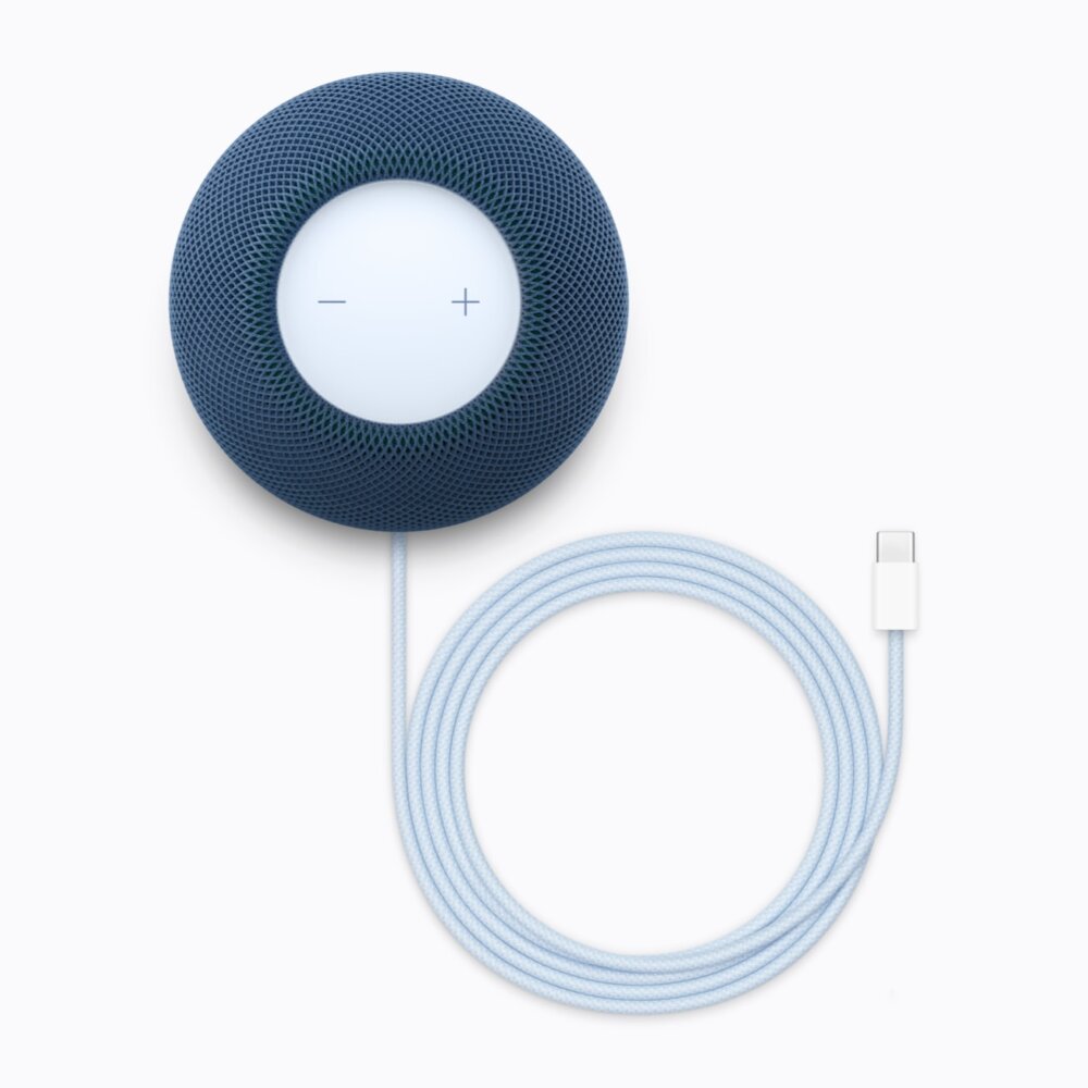 HomePod mini 2 bleu vu de dessus avec sa surface tactile et ses touches de volume, relié à son câble USB-C assorti