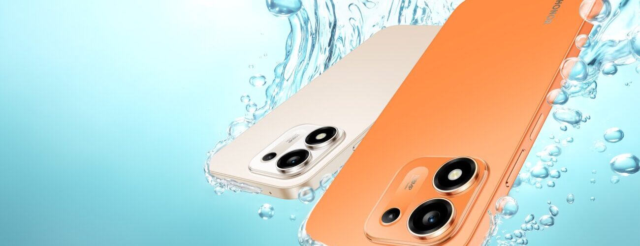 Honor X8e en coloris Sunrise Orange et Desert Gold plongés dans l'eau, visuel officiel du smartphone à batterie 7 700 mAh certifié IP69K