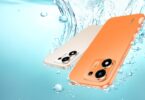 Honor X8e en coloris Sunrise Orange et Desert Gold plongés dans l'eau, visuel officiel du smartphone à batterie 7 700 mAh certifié IP69K