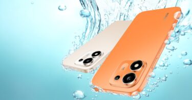 Honor X8e en coloris Sunrise Orange et Desert Gold plongés dans l'eau, visuel officiel du smartphone à batterie 7 700 mAh certifié IP69K
