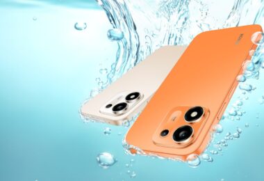Honor X8e en coloris Sunrise Orange et Desert Gold plongés dans l'eau, visuel officiel du smartphone à batterie 7 700 mAh certifié IP69K