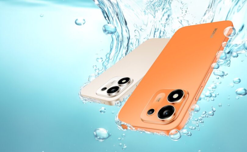 Honor X8e en coloris Sunrise Orange et Desert Gold plongés dans l'eau, visuel officiel du smartphone à batterie 7 700 mAh certifié IP69K