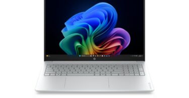 PC portable HP OmniBook 3 16 pouces coloris Glacier Silver vu de face, écran ouvert affichant le fond d'écran Windows 11, clavier complet avec pavé numérique