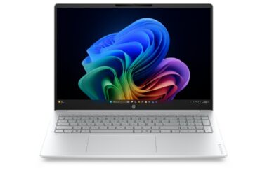 PC portable HP OmniBook 3 16 pouces coloris Glacier Silver vu de face, écran ouvert affichant le fond d'écran Windows 11, clavier complet avec pavé numérique