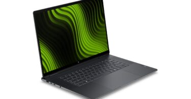 Le portable HP OmniBook Ultra 16 vu de trois quarts, écran OLED 16 pouces allumé sur un fond vert Nvidia et clavier rétroéclairé, châssis gris foncé