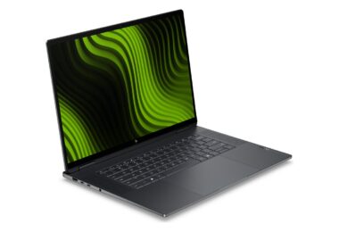 Le portable HP OmniBook Ultra 16 vu de trois quarts, écran OLED 16 pouces allumé sur un fond vert Nvidia et clavier rétroéclairé, châssis gris foncé