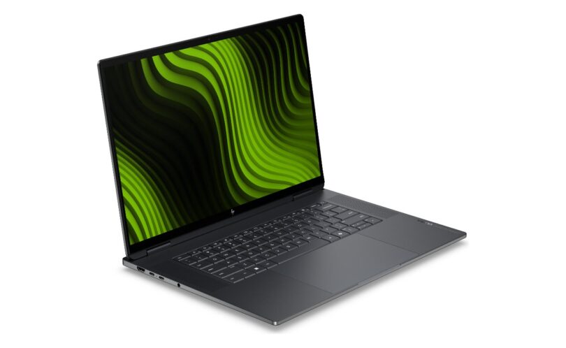 Le portable HP OmniBook Ultra 16 vu de trois quarts, écran OLED 16 pouces allumé sur un fond vert Nvidia et clavier rétroéclairé, châssis gris foncé