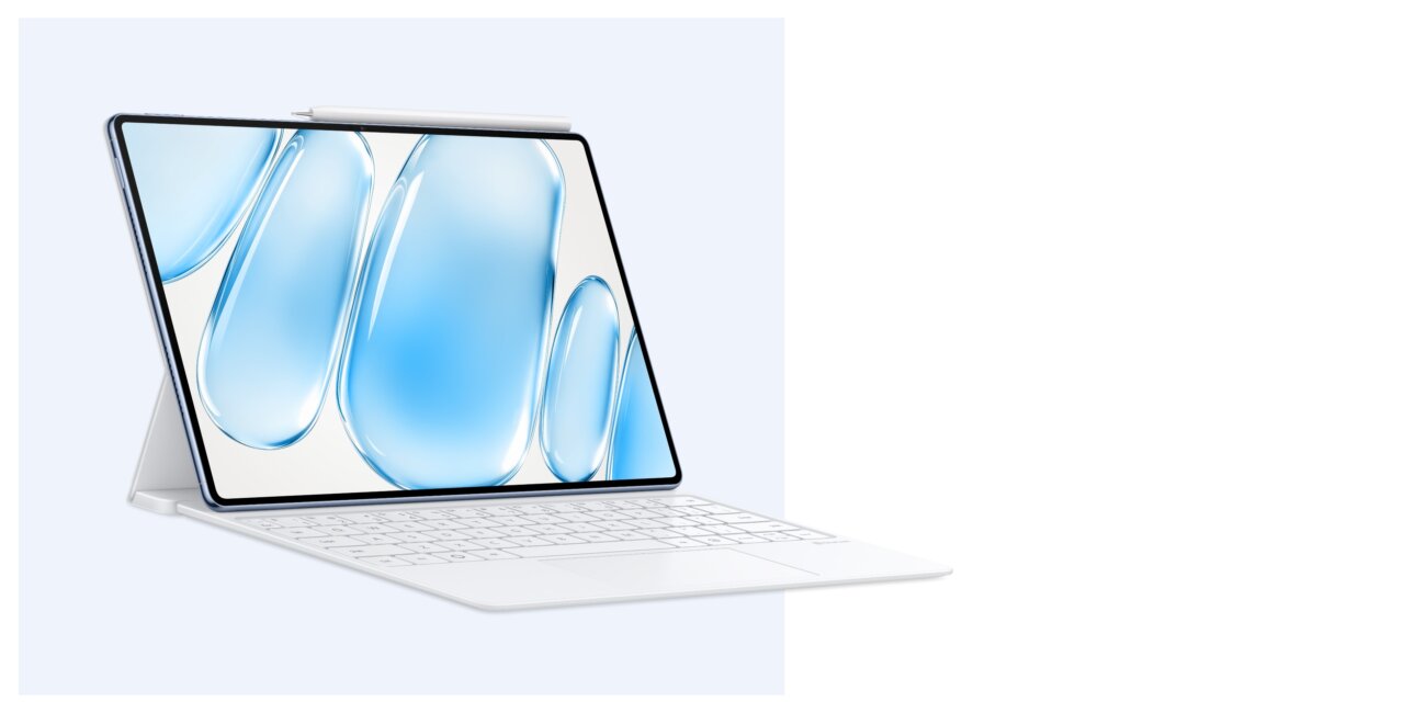 Huawei MatePad Pro 12 (2026) coloris clair avec son écran OLED PaperMatte de 12 pouces, posée sur le clavier Glide Keyboard avec le stylet M-Pencil Pro aimanté sur la tranche