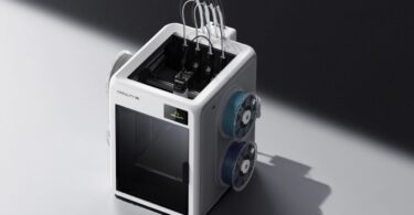 Imprimante 3D Creality K3 blanche avec ses quatre bobines de filament intégrées sur les flancs et ses quatre tubes d'alimentation, système KliTek à changement de buse