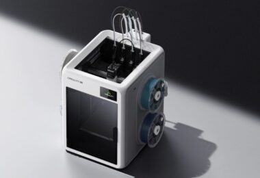 Imprimante 3D Creality K3 blanche avec ses quatre bobines de filament intégrées sur les flancs et ses quatre tubes d'alimentation, système KliTek à changement de buse