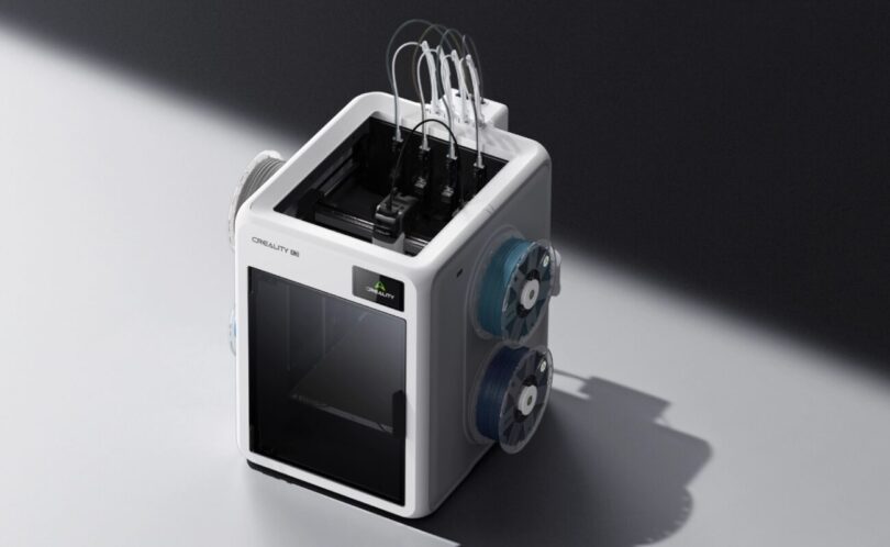 Imprimante 3D Creality K3 blanche avec ses quatre bobines de filament intégrées sur les flancs et ses quatre tubes d'alimentation, système KliTek à changement de buse