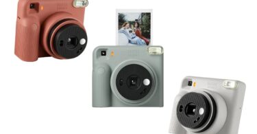 Trois appareils photo instantanés Fujifilm instax SQUARE 2 en rouge brique, bleu ardoise et blanc brumeux, avec un tirage carré sortant de l'appareil bleu