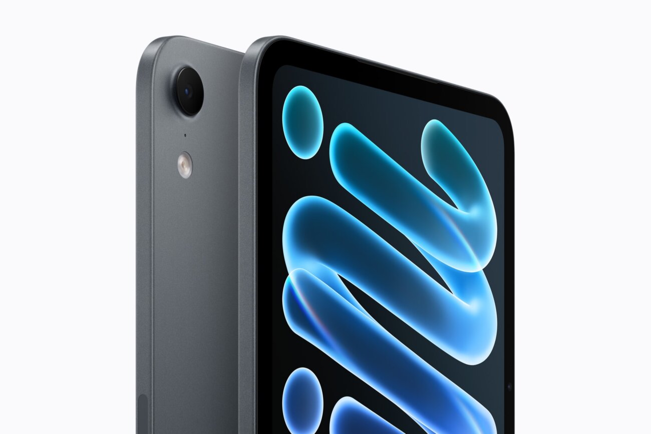 Le nouvel iPad mini 2026 en finition minuit vu de dos, avec son capteur photo arrière de 12 Mpx et son écran OLED allumé
