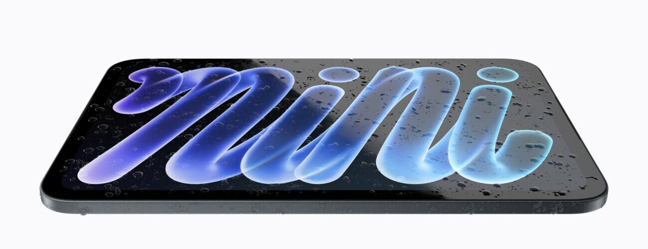 Le nouvel iPad mini 2026 à écran OLED de 8,5 pouces posé à plat et couvert de gouttes d'eau, illustrant sa certification IP67 contre l'eau et la poussière