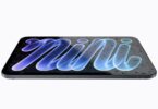 Le nouvel iPad mini 2026 à écran OLED de 8,5 pouces posé à plat et couvert de gouttes d'eau, illustrant sa certification IP67 contre l'eau et la poussière