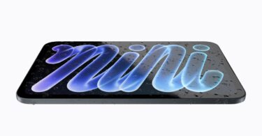 Le nouvel iPad mini 2026 à écran OLED de 8,5 pouces posé à plat et couvert de gouttes d'eau, illustrant sa certification IP67 contre l'eau et la poussière