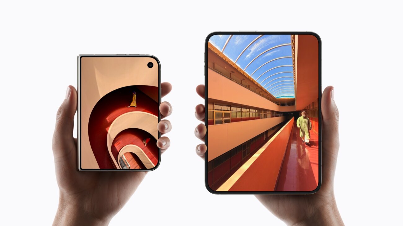 iPhone Duo tenu en main, fermé avec son écran externe de 5,4 pouces puis ouvert sur son écran interne de 7,6 pouces au même format