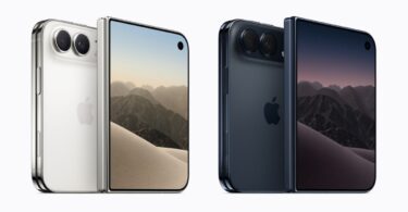 Deux iPhone Duo pliables à moitié ouverts, l'un argent et l'autre bleu nuit, montrant le double module photo au dos et le grand écran intérieur