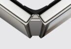 Gros plan officiel sur la charnière de l'iPhone Duo entrouvert, avec ses deux moitiés en aluminium et le bloc central qui soutient l'écran intérieur pliant