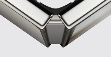 Gros plan officiel sur la charnière de l'iPhone Duo entrouvert, avec ses deux moitiés en aluminium et le bloc central qui soutient l'écran intérieur pliant