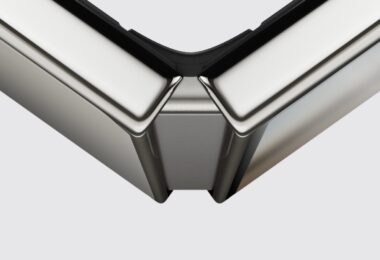 Gros plan officiel sur la charnière de l'iPhone Duo entrouvert, avec ses deux moitiés en aluminium et le bloc central qui soutient l'écran intérieur pliant