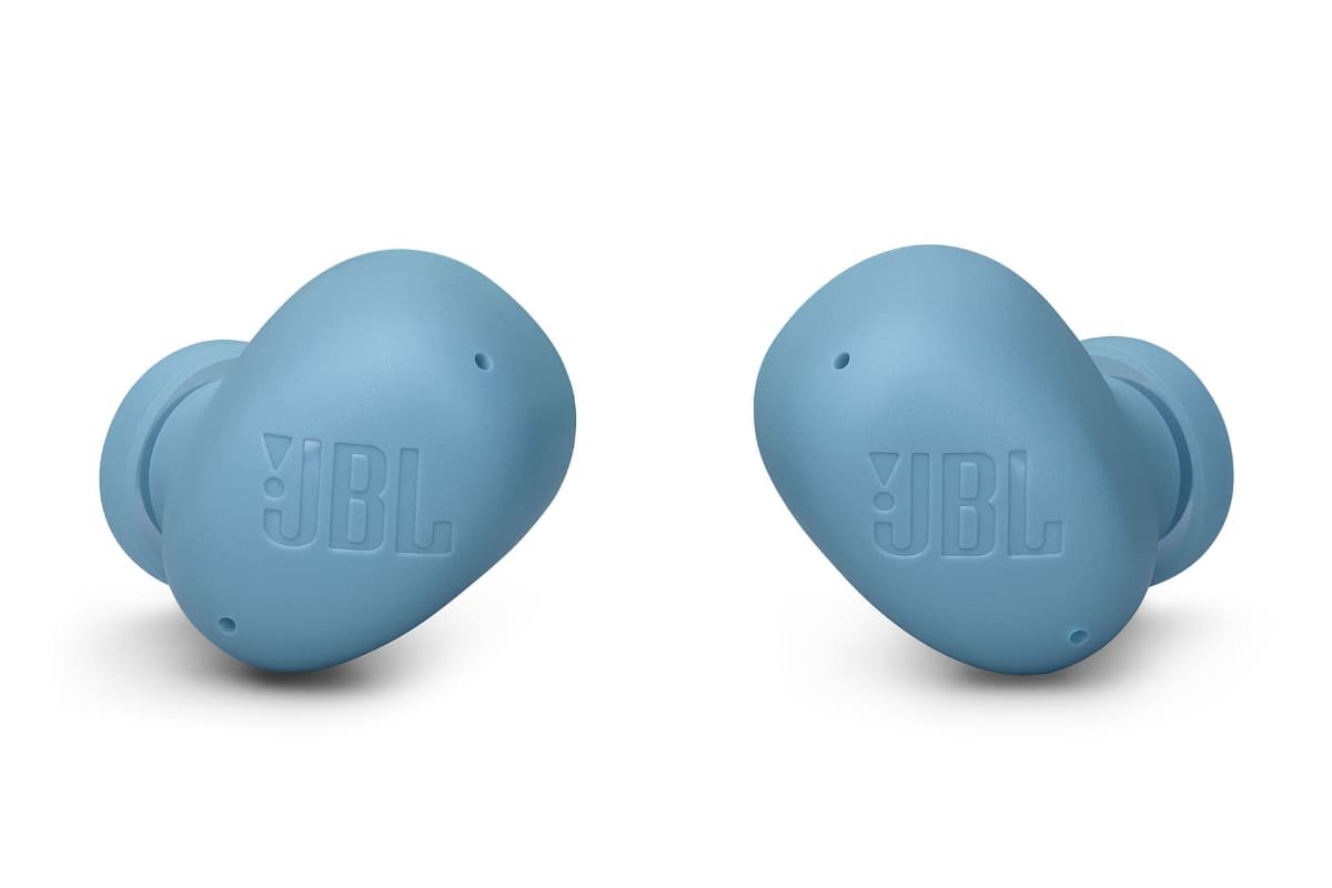 Paire d'écouteurs sans fil JBL Wave Buds 2 coloris bleu vus de face, logo JBL gravé sur la coque, sur fond blanc