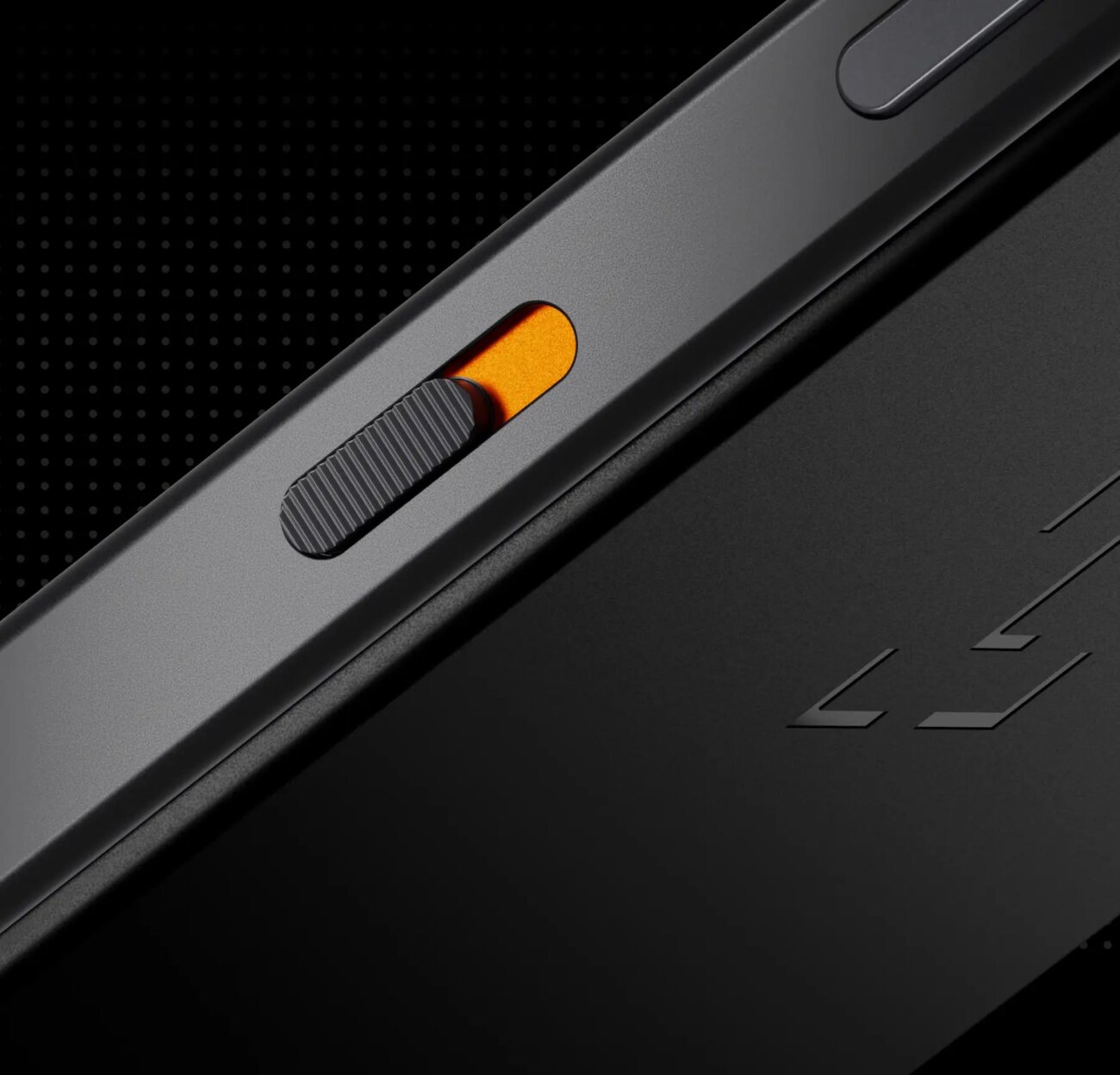 Gros plan sur la tranche du Ledger Atom et son interrupteur de confidentialité orange qui coupe électriquement les caméras et les micros