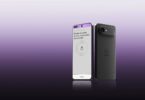 Ledger Atom vu de face avec l'écran du mode sécurisé Ledger OS et de dos avec son module photo, appareil Android de 6,8 pouces à puce sécurisée