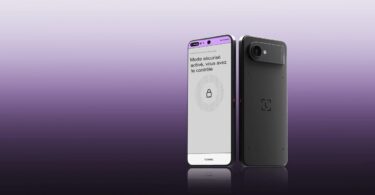 Ledger Atom vu de face avec l'écran du mode sécurisé Ledger OS et de dos avec son module photo, appareil Android de 6,8 pouces à puce sécurisée