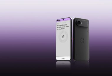 Ledger Atom vu de face avec l'écran du mode sécurisé Ledger OS et de dos avec son module photo, appareil Android de 6,8 pouces à puce sécurisée
