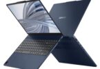 Deux Lenovo IdeaPad Vibe 15Q8X12 bleu marine dos à dos, écran 15,3 pouces et châssis en aluminium, PC portable Copilot+ sous Snapdragon X