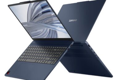 Deux Lenovo IdeaPad Vibe 15Q8X12 bleu marine dos à dos, écran 15,3 pouces et châssis en aluminium, PC portable Copilot+ sous Snapdragon X