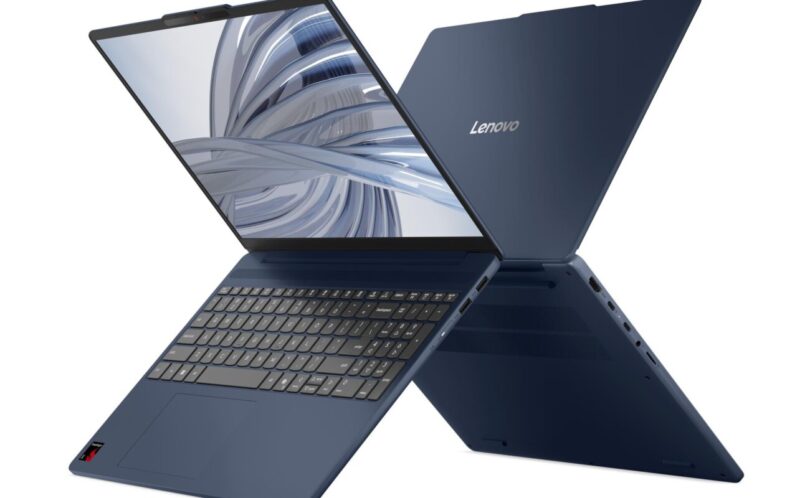 Deux Lenovo IdeaPad Vibe 15Q8X12 bleu marine dos à dos, écran 15,3 pouces et châssis en aluminium, PC portable Copilot+ sous Snapdragon X