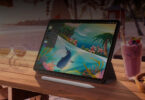 Lenovo Yoga Tab Gen 2, tablette Android 11,1 pouces à écran 4K 144 Hz, posée sur sa coque support avec le stylet Tab Pen Pro 2, sur une table en bois en terrasse