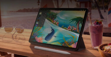 Lenovo Yoga Tab Gen 2, tablette Android 11,1 pouces à écran 4K 144 Hz, posée sur sa coque support avec le stylet Tab Pen Pro 2, sur une table en bois en terrasse