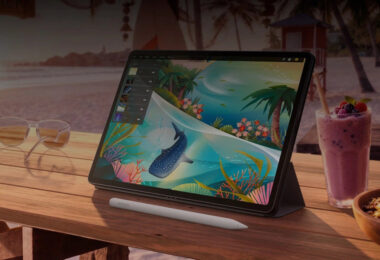 Lenovo Yoga Tab Gen 2, tablette Android 11,1 pouces à écran 4K 144 Hz, posée sur sa coque support avec le stylet Tab Pen Pro 2, sur une table en bois en terrasse