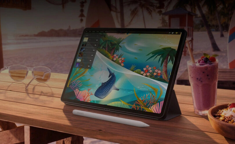 Lenovo Yoga Tab Gen 2, tablette Android 11,1 pouces à écran 4K 144 Hz, posée sur sa coque support avec le stylet Tab Pen Pro 2, sur une table en bois en terrasse